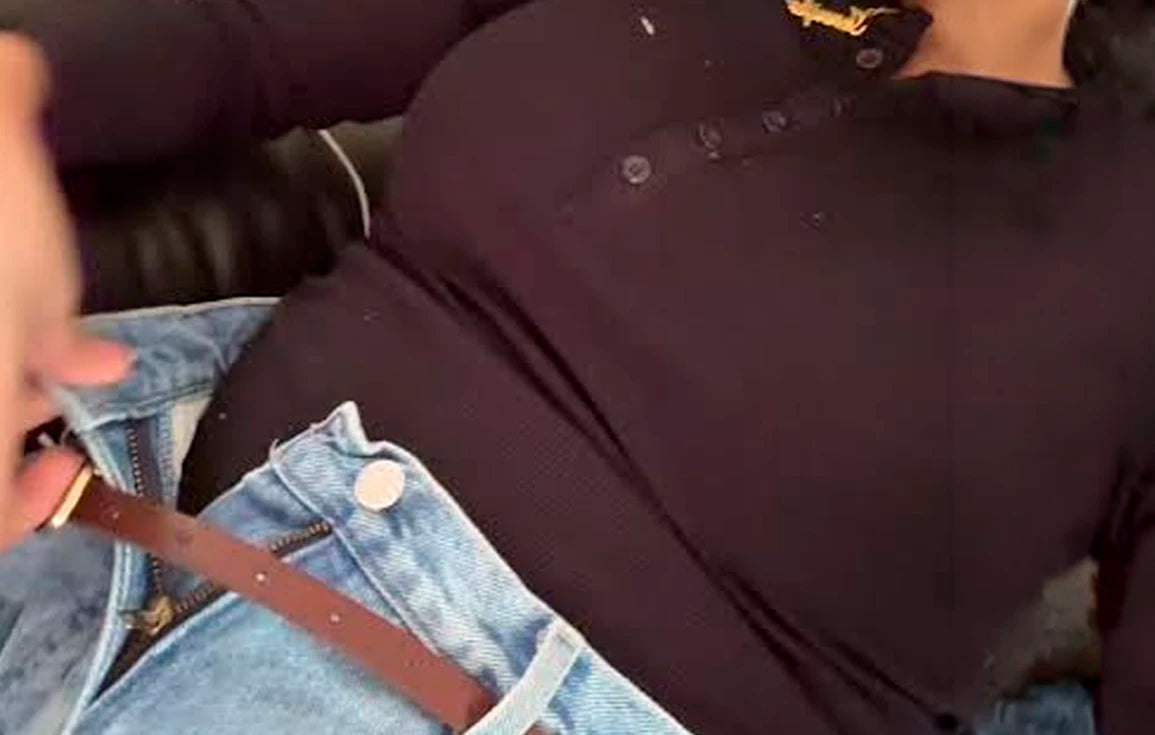 Mujer desabrochando el botón del jean