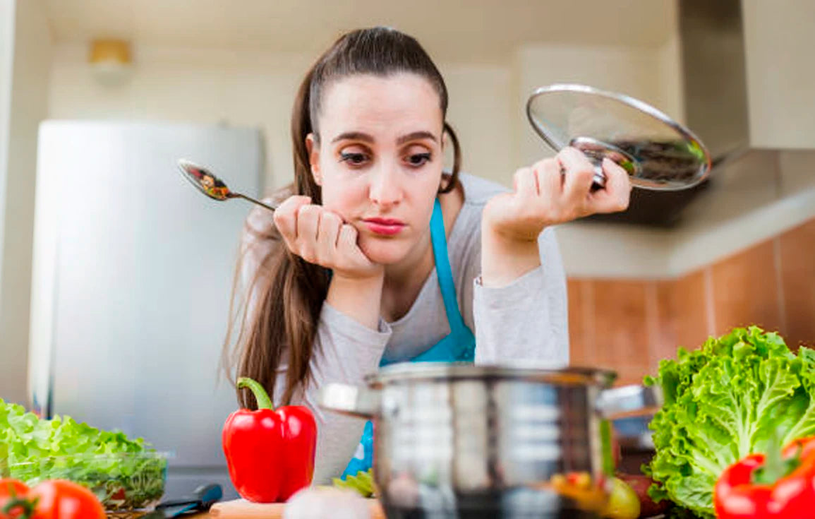 Mujer preparando comida en la cocina